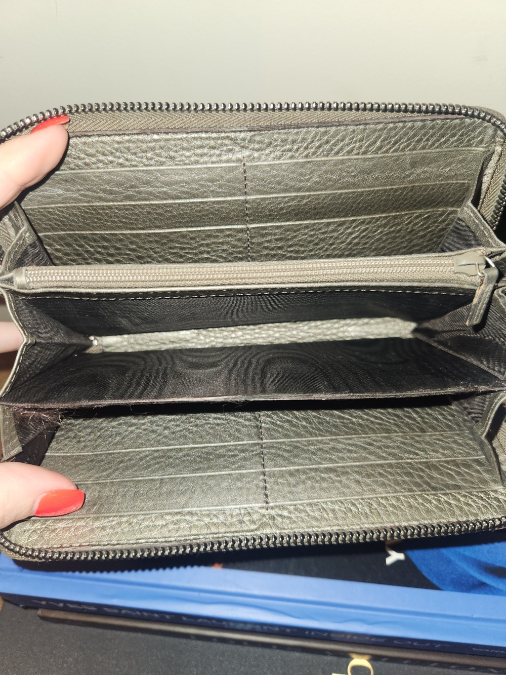 Gucci Metallic Bronze Zip-Around Leather Wallet with Tassel - Picture 5 of 6